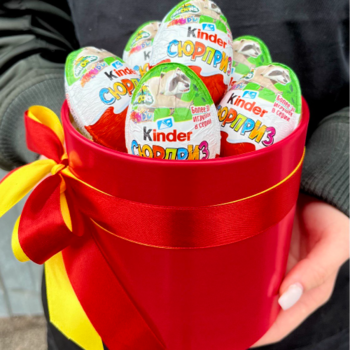 Фотография 7 kinder сюрпризов в красной шляпной коробке 