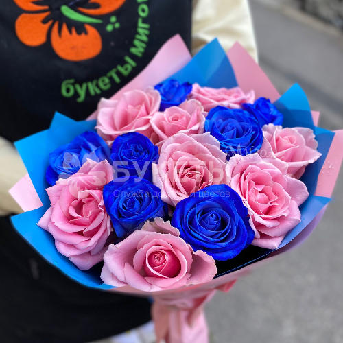 Букет из 15 синих и розовых роз