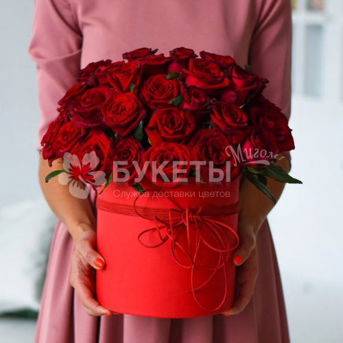 19 красных роз в красной шляпной коробке №7